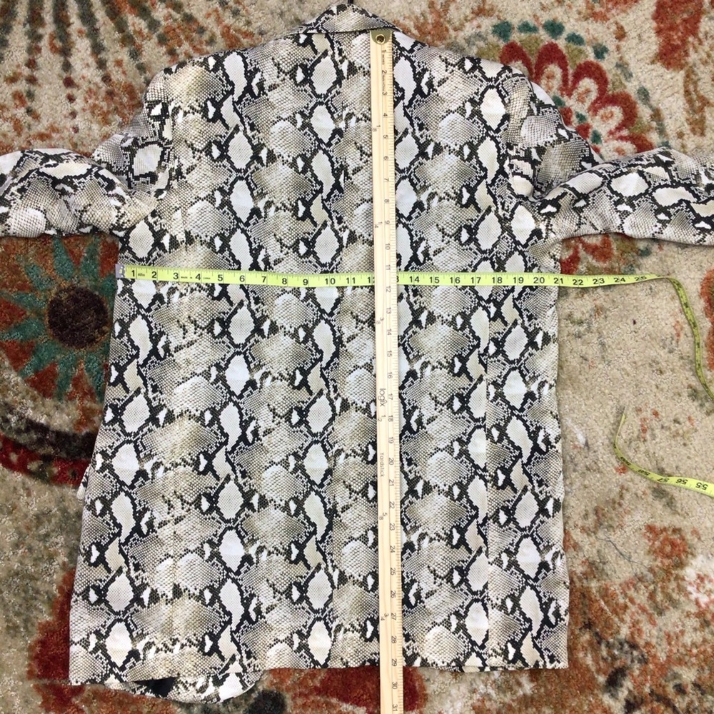 **Zara Basic Snakeskin Print Repitile Blazer Open Front Shoulder Pads M. 
I - Picture 4 of 8